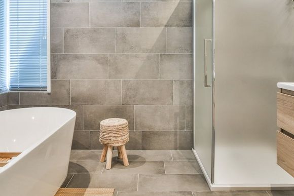 Modernes Badezimmer mit Badewanne